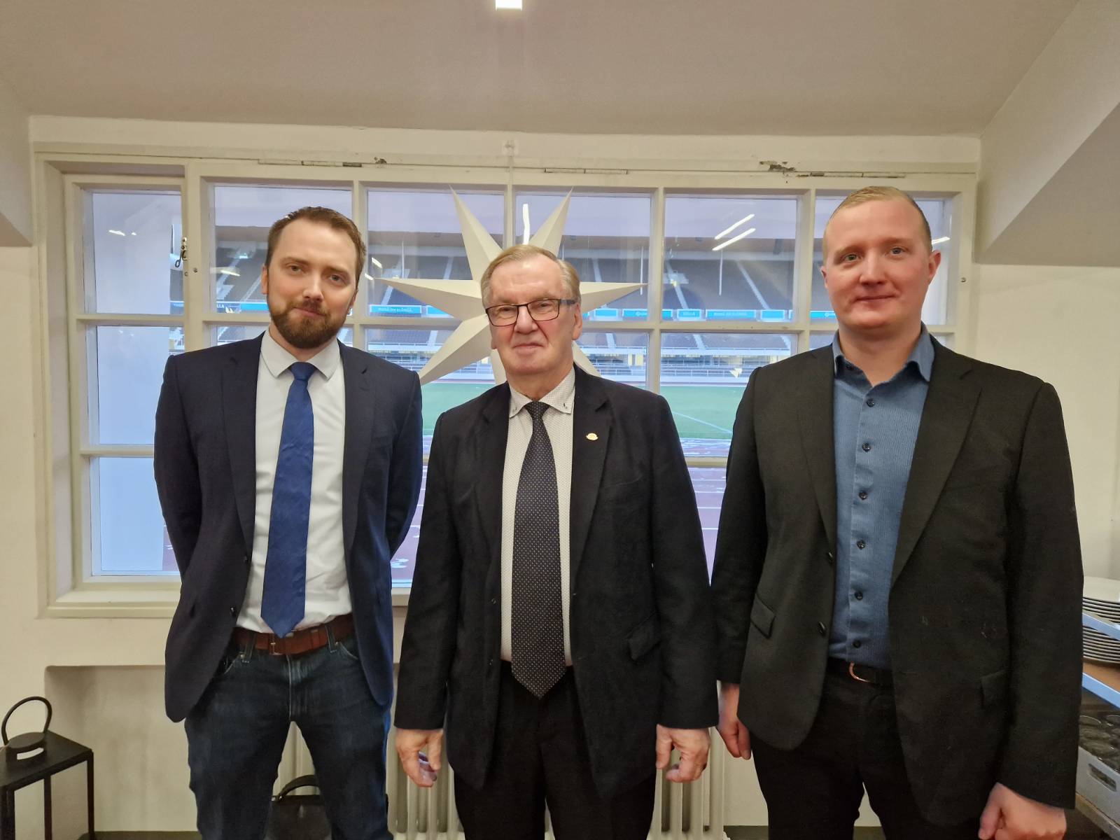 Kuvassa vasemmalta Lappeenrannan kaupungin vs. kaupunginjohtaja Tuomo Sallinen, Hippoksen valtuuskunnan puheenjohtaja Olavi Haanketo ja Lappeenrannan Ravirata Oy:n toimitusjohtaja Teemu Keskitalo.